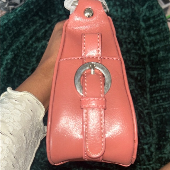 Elegant Pink Leather Shoulder Bag - Picture 3 of 5